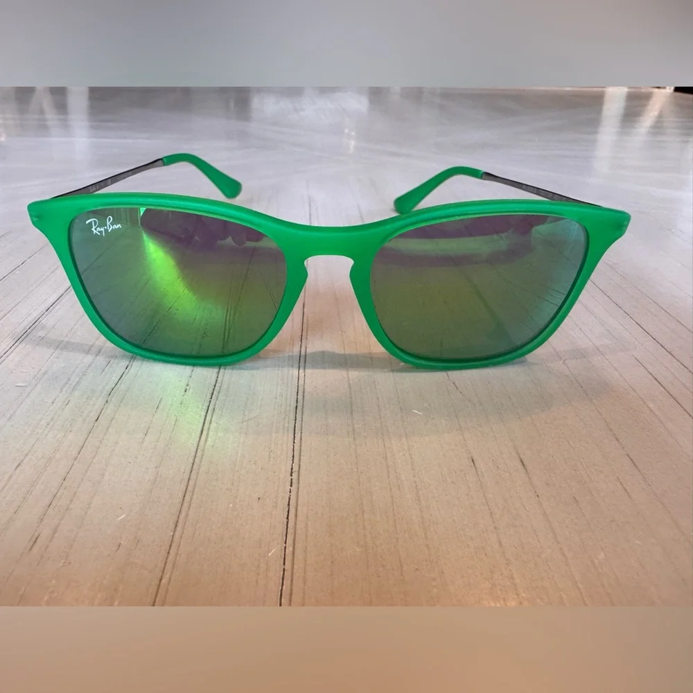 RAY-BAN KIDS Unisex Green Mirrored Lens Rubber Frame Sunglasses – (Retired)